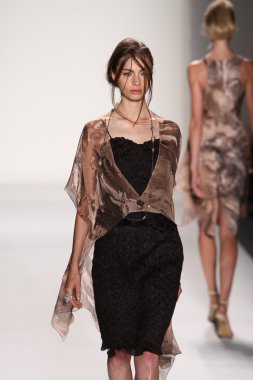 katya leonovich defile pist model yürür