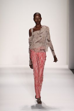 katya leonovich defile pist model yürür