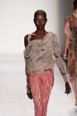 katya leonovich defile pist model yürür