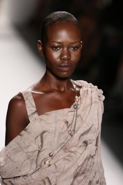 katya leonovich defile pist model yürür