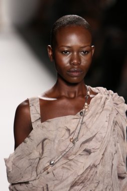 katya leonovich defile pist model yürür