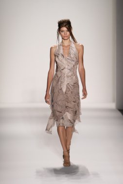 katya leonovich defile pist model yürür