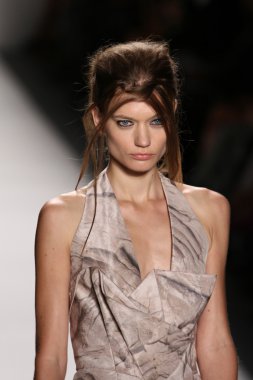 katya leonovich defile pist model yürür