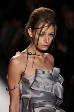 katya leonovich defile pist model yürür