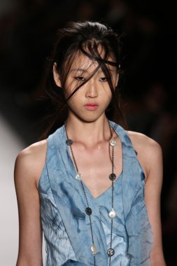 katya leonovich defile pist model yürür