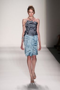 katya leonovich defile pist model yürür