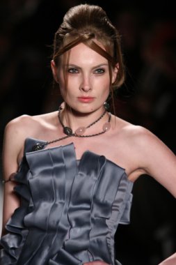 katya leonovich defile pist model yürür