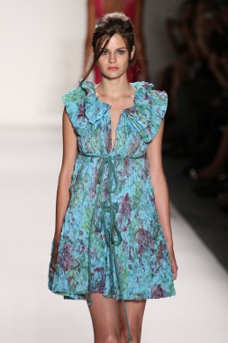 katya leonovich defile pist model yürür