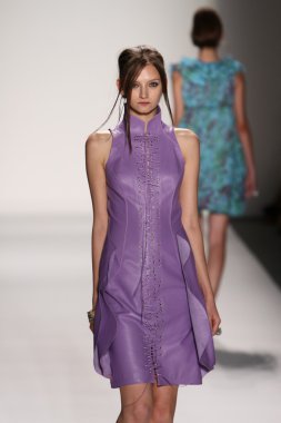 katya leonovich defile pist model yürür