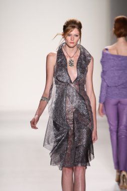 katya leonovich defile pist model yürür