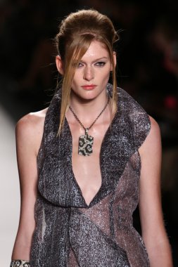 katya leonovich defile pist model yürür