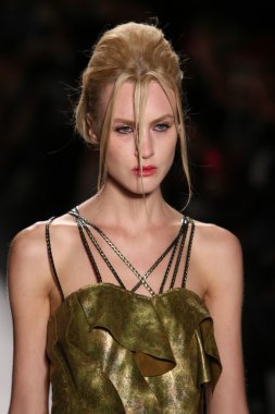 katya leonovich defile pist model yürür