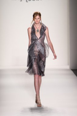 katya leonovich defile pist model yürür