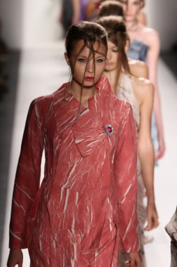 katya leonovich defile pist modelleri yürümek