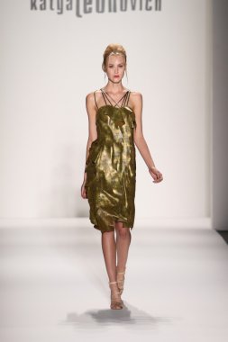 katya leonovich defile pist model yürür