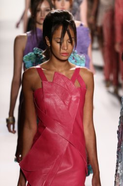 katya leonovich defile pist modelleri yürümek