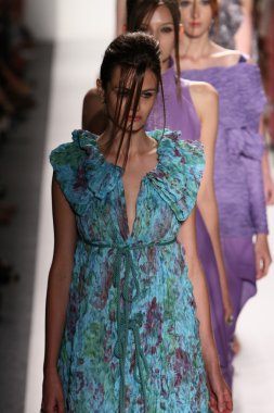 katya leonovich defile pist modelleri yürümek