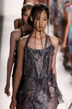 katya leonovich defile pist modelleri yürümek