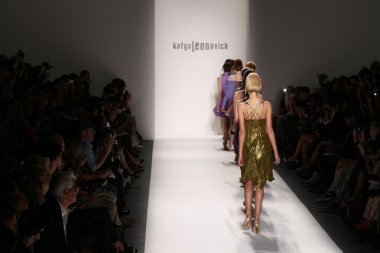 katya leonovich defile pist modelleri yürümek