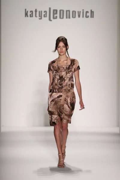 Eski yalangoch uysiz ayollar Oqartirish porno videolar