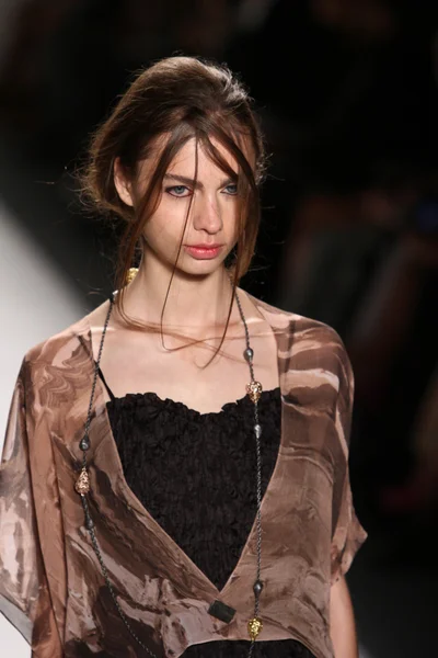 Modell sétál a kifutópályán a Katya Leonovich divatbemutató — Stock Fotó