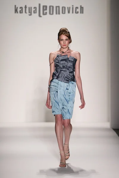 Podiumda yalangoch modellar