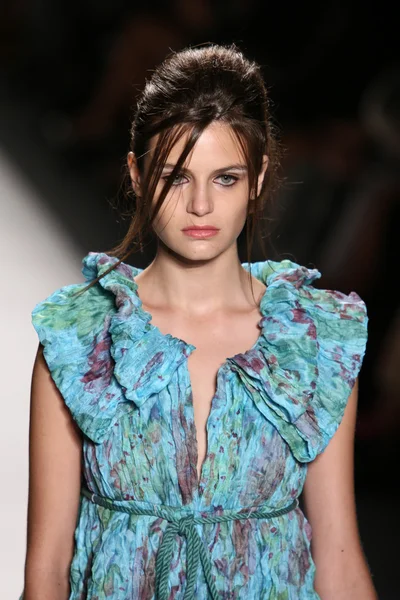 Model walks the runway at the Katya Leonovich fashion show — Stock Photo, Image