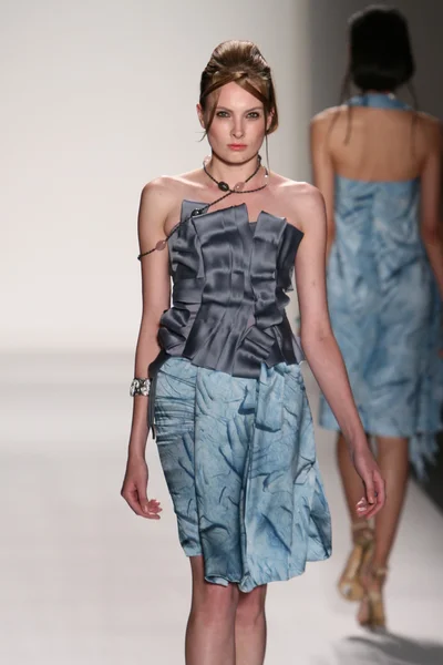 Modell sétál a kifutópályán a Katya Leonovich divatbemutató — Stock Fotó
