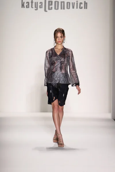 Модель ходит по подиуму на показе мод Кати Леонович — стоковое фото