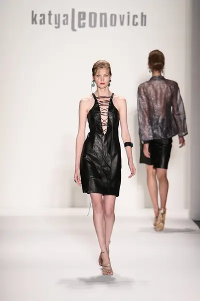 Videoda seksual ukrainalik ayollarni korsatish Qozoq ayol seks yashirin kamera