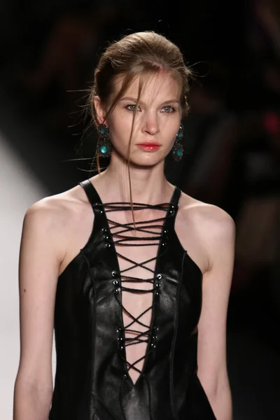 Model walks the runway at the Katya Leonovich fashion show — Stock Photo, Image