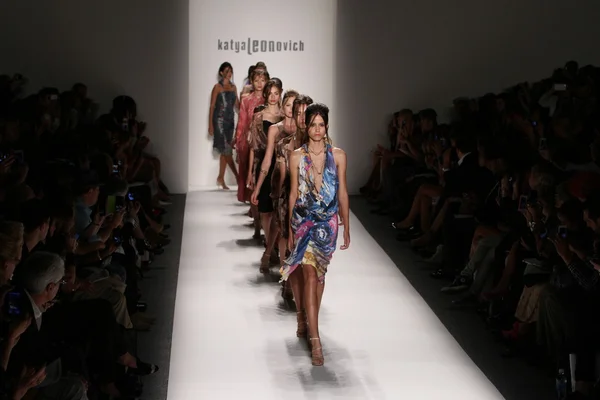 katya leonovich defile pist modelleri yürümek