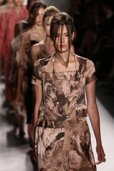 Modely chůze dráha v Káti leonovich módní přehlídka — Stock fotografie