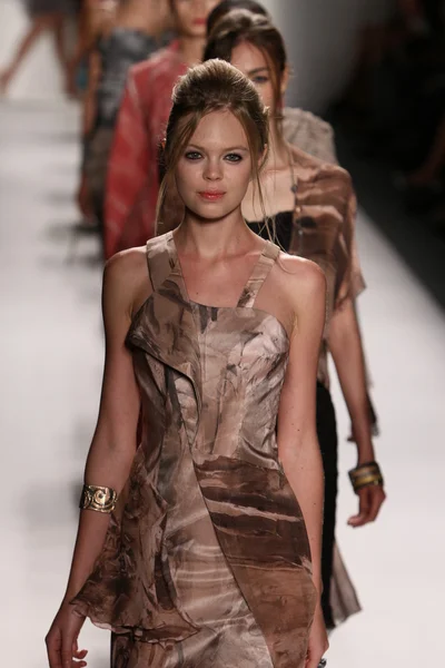 Models walk the runway at the Katya Leonovich fashion show — Stock Photo, Image