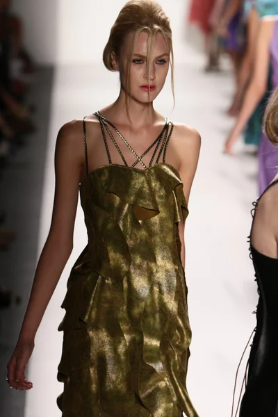 Modeller gå banan vid katya leonovich modevisning — Stockfoto