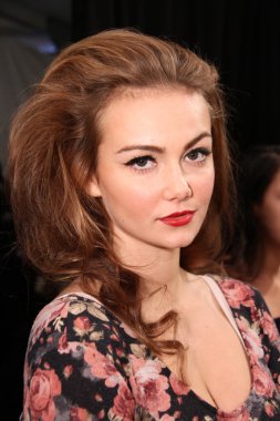 model sahne arkasında hazır hale getirilir