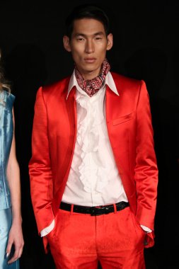 Malan Breton sunumunda model pozları