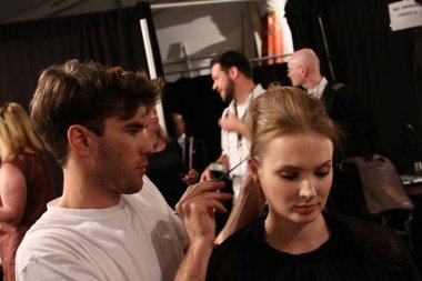 model, kuliste katya leonovich Fuarı nda hazırlar