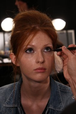 model, kuliste katya leonovich Fuarı nda hazırlar