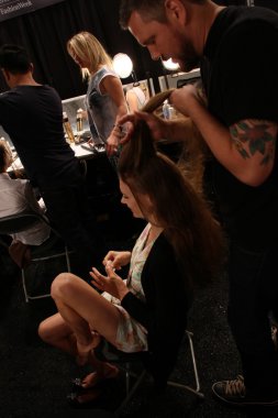 model, kuliste katya leonovich Fuarı nda hazırlar