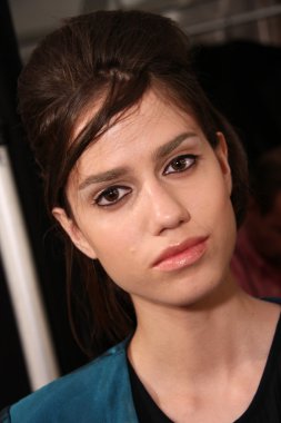 model, kuliste katya leonovich Fuarı nda hazırlar