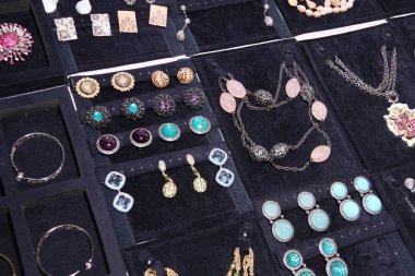 moda takı sahne arkasında