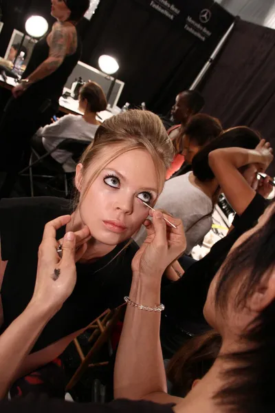 Model prepares backstage at the Katya Leonovich show — Stock Photo, Image