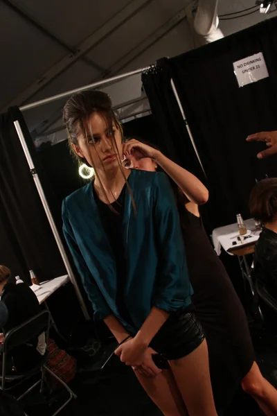 Modelo se prepara nos bastidores no show de Katya Leonovich — Fotografia de Stock
