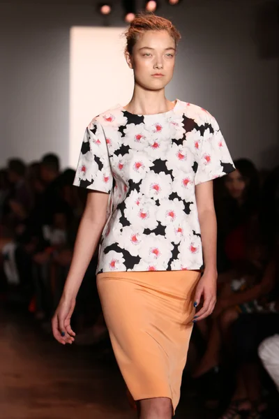 Model walks the runway at the Peter Som show — Stock Photo, Image
