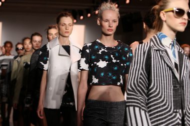 peter som göstermek de pist modelleri yürümek