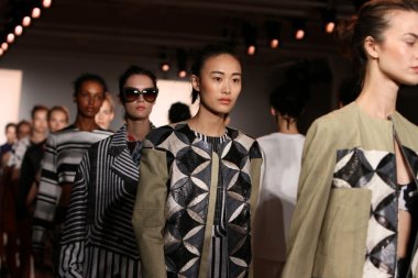 peter som göstermek de pist modelleri yürümek