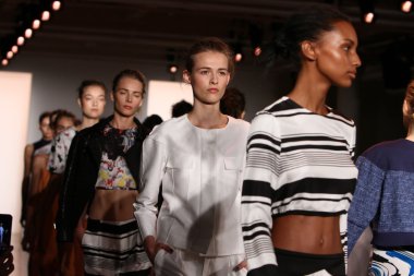 peter som göstermek de pist modelleri yürümek