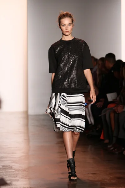 Model walks the runway at the Peter Som show — Stock Photo, Image