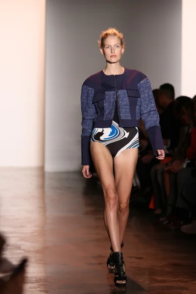 Modelo camina por la pasarela en el show de Peter Som — Foto de Stock